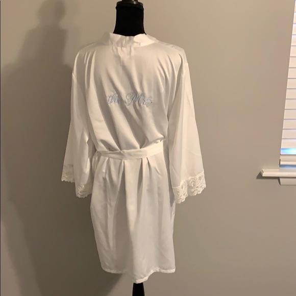 The Mrs. Robe - Picture 2 of 3